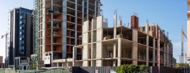 Uzhhorod, Ukrayna - Haziran. 04, 2025: Batı Ukrayna 'da devam eden çatışmalara rağmen büyüme ve yeniden yapılanma gösteren inşaat projeleri görülüyor. Kentsel alanlarda yeni binalar aktif olarak yükseliyor.