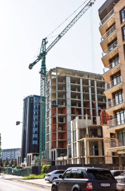 Uzhhorod, Ukrayna - Haziran. 04, 2025: Batı Ukrayna 'da yeni inşaat projeleri geliştikçe, savaş sırasında bölgenin esnekliğini vurgulayan kule vinçleri kaldırılıyor.