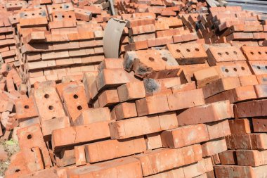 Uzhhorod, Ukrayna - Haziran. 17, 2025: Tuğla yığınları batı Ukrayna 'da bir inşaat sahasında görüldü, savaş sırasında devam eden inşaat çalışmalarını vurguluyor. Bu materyaller yerel kurtarmayı destekliyor.