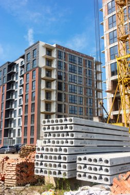 Uzhhorod, Ukrayna - Haziran. 17, 2025: Batı Ukrayna 'da yeni yerleşim yerlerinin yükseldiği görüldü, savaş sırasında devam eden inşaat patlamasını gösteriyor,.