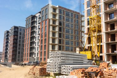 Uzhhorod, Ukrayna - Haziran. 17, 2025: Batı Ukrayna 'da inşaat halindeki çok sayıda bina, savaşa rağmen devam eden kalkınma çabalarını ön plana çıkarıyor.