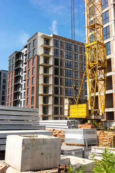 Uzhhorod, Ukrayna - Haziran. 17, 2025: Batı Ukrayna 'da bir inşaat sahasında Crane' ler ve inşaat malzemeleri görüldü..