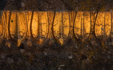 Benzersiz desenli, sarı aksanlı ve karmaşık detaylı, dokulu bir yüzeye yakın çekim..