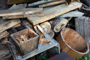 Tahta, kütük ve tahta parçalarıyla dolu ahşap bir kutu gibi ahşap nesneleri yakın çekim yaparak kırsal ve doğal bir estetik taşır..