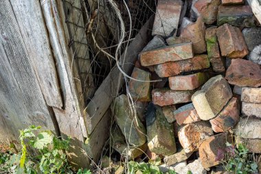 Yıpranmış tuğlaları, eski odunları ve biraz da tel örgüleri yakından izleyin. Doğal bir arka plan.
