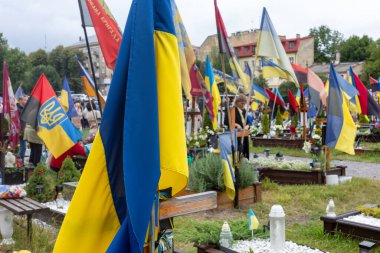 Lviv, Ukrayna - 24 Ağustos 2025: Lviv 'deki Mars Arazi Anıtı' nda bayraklar gururla dalgalanıyor..