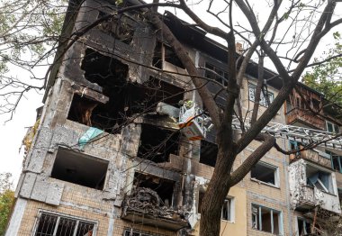 KYIV, UKRAINE - 28 Eylül 2025: Rus füze ve insansız hava aracı saldırısının ardından ciddi hasar gören konut binaları görülüyor.