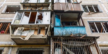 KYIV, UKRAINE - 28 Eylül 2025: Rus füze ve insansız hava aracı saldırısının ardından ciddi hasar gören konut binaları görülüyor.