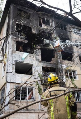 KYIV, UKRAINE - 28 Eylül 2025: Rus füze ve insansız hava aracı saldırısının ardından ciddi hasar gören konut binaları görülüyor.