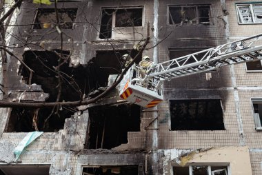 KYIV, UKRAINE - 28 Eylül 2025: Rus füze ve insansız hava aracı saldırısının ardından ciddi hasar gören konut binaları görülüyor.