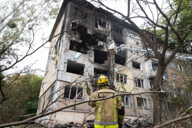 KYIV, UKRAINE - 28 Eylül 2025: Rus füze ve insansız hava aracı saldırısının ardından ciddi hasar gören konut binaları görülüyor.