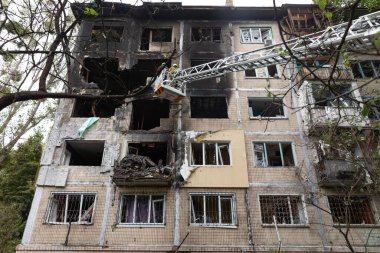 KYIV, UKRAINE - 28 Eylül 2025: Rus füze ve insansız hava aracı saldırısının ardından ciddi hasar gören konut binaları görülüyor.