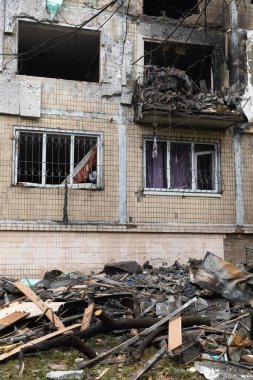 KYIV, UKRAINE - 28 Eylül 2025: Rus füze ve insansız hava aracı saldırısının ardından ciddi hasar gören konut binaları görülüyor.
