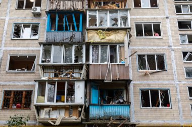KYIV, UKRAINE - 28 Eylül 2025: Rus füze ve insansız hava aracı saldırısının ardından ciddi hasar gören konut binaları görülüyor.
