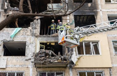 KYIV, UKRAINE - 28 Eylül 2025: Rus füze ve insansız hava aracı saldırısının ardından ciddi hasar gören konut binaları görülüyor.