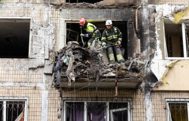 KYIV, UKRAINE - 28 Eylül 2025: Rus füze ve insansız hava aracı saldırısının ardından ciddi hasar gören konut binaları görülüyor.