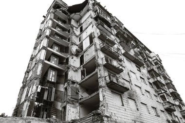 KYIV, UKRAINE - 28 Eylül 2025: Rus füze ve insansız hava aracı saldırısının ardından ciddi hasar gören konut binaları görülüyor.