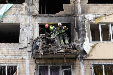 KYIV, UKRAINE - 28 Eylül 2025: Rus füze ve insansız hava aracı saldırısının ardından ciddi hasar gören konut binaları görülüyor.