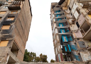 KYIV, UKRAINE - 28 Eylül 2025: Rus füze ve insansız hava aracı saldırısının ardından ciddi hasar gören konut binaları görülüyor.