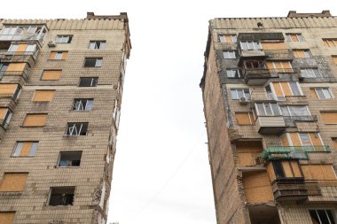 KYIV, UKRAINE - 28 Eylül 2025: Rus füze ve insansız hava aracı saldırısının ardından ciddi hasar gören konut binaları görülüyor.