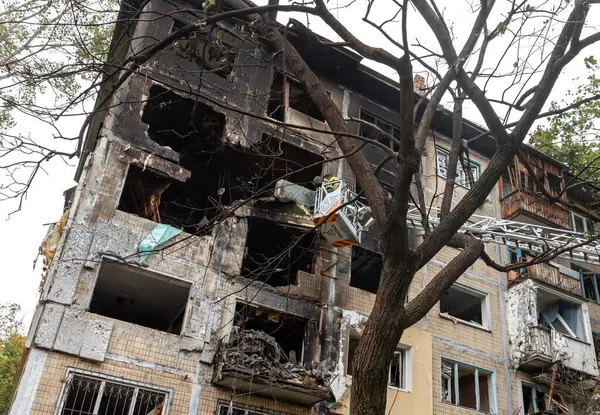 KYIV, UKRAINE - 28 Eylül 2025: Rus füze ve insansız hava aracı saldırısının ardından ciddi hasar gören konut binaları görülüyor.