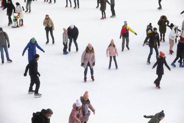 KYIV, UKRAINE - 27 Aralık 2020: buz pateni insanları. İnsanlar buz pateni sahasında eğleniyor. Kyiv 'de yeni yıl tatili.