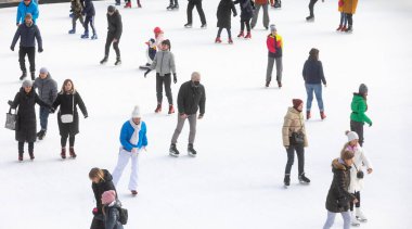 KYIV, UKRAINE - 27 Aralık 2020: buz pateni insanları. İnsanlar buz pateni sahasında eğleniyor. Kyiv 'de yeni yıl tatili.
