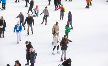 KYIV, UKRAINE - 27 Aralık 2020: buz pateni insanları. İnsanlar buz pateni sahasında eğleniyor. Kyiv 'de yeni yıl tatili.