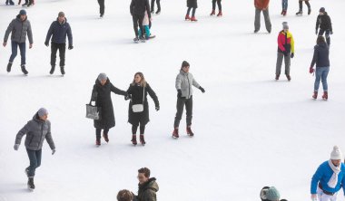 KYIV, UKRAINE - 27 Aralık 2020: buz pateni insanları. İnsanlar buz pateni sahasında eğleniyor. Kyiv 'de yeni yıl tatili.