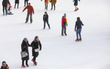 KYIV, UKRAINE - 27 Aralık 2020: buz pateni insanları. İnsanlar buz pateni sahasında eğleniyor. Kyiv 'de yeni yıl tatili.