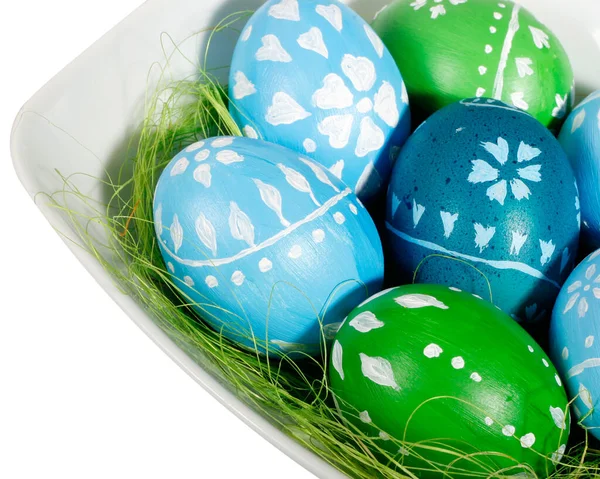 Μπλε Και Πράσινα Πασχαλινά Αυγά Λευκό Πιάτο — Φωτογραφία Αρχείου