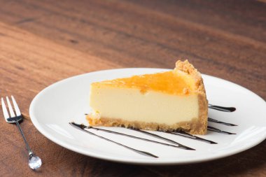 koyu arka plan ile peynir pasta dilimi