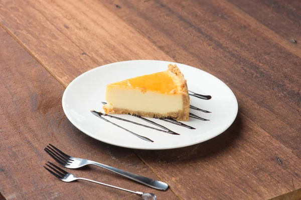 暗い背景とチーズケーキのスライス — ストック写真