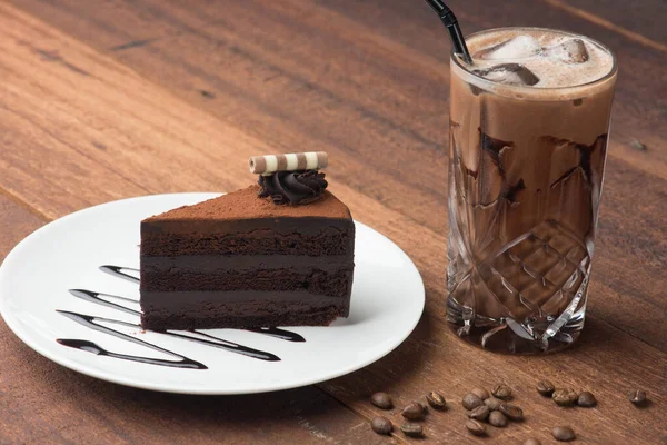 木製のテーブルの上のおいしいチョコレートケーキ ストック画像