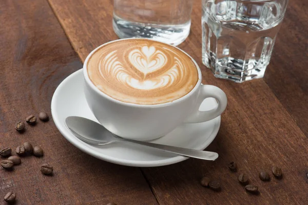 Café Latte Arte Con Fondo Madera Fotos de stock libres de derechos