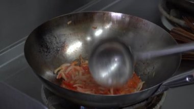 Mutfaktaki yemek pişirme işlemini kapat.