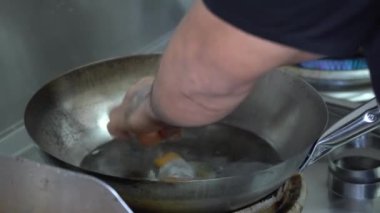 Mutfakta yemek yapmak.