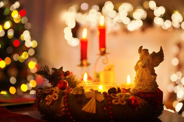 Noel Mum Çelenk Masada Melek Ile Dolu Işıklar Şömineli Kış — Stok fotoğraf