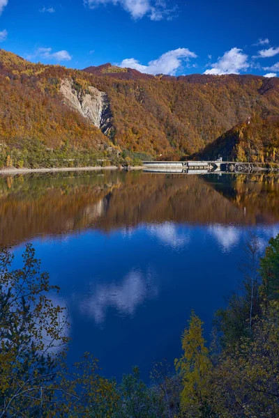 Bosques Coloridos Las Montañas Que Rodean Lago Presa Con Reflejo — Foto de Stock