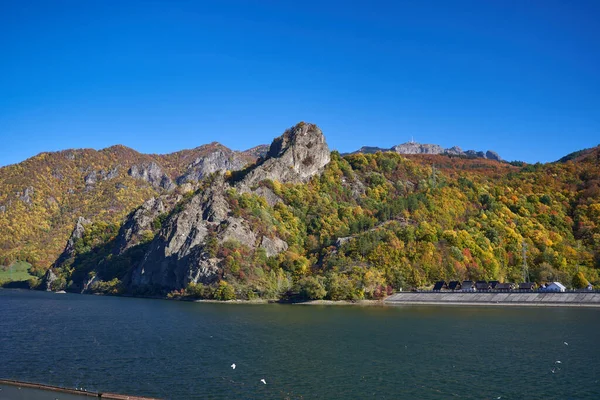 Kolorowe Lasy Górach Otaczających Jezioro Zaporowe Odbiciem Wodzie — Zdjęcie stockowe