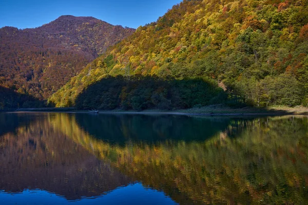 Barevné Lesy Horách Obklopující Přehradní Jezero Odrazem Vodě — Stock fotografie