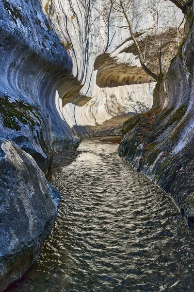 Τοπίο Βραχώδες Φαράγγι Και Ποτάμι Στα Ασβεστολιθικά Βουνά — Φωτογραφία Αρχείου