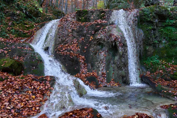 Wasserfall Durch Eine Schlucht Mit Findlingen Die Herbst Mit Moos — Stockfoto