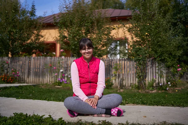 Jonge Vrouw Zit Haar Tuin Bij Het Huis Het Platteland — Stockfoto