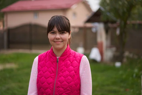Jonge Vrouw Zit Haar Tuin Voor Het Huis Het Platteland — Stockfoto