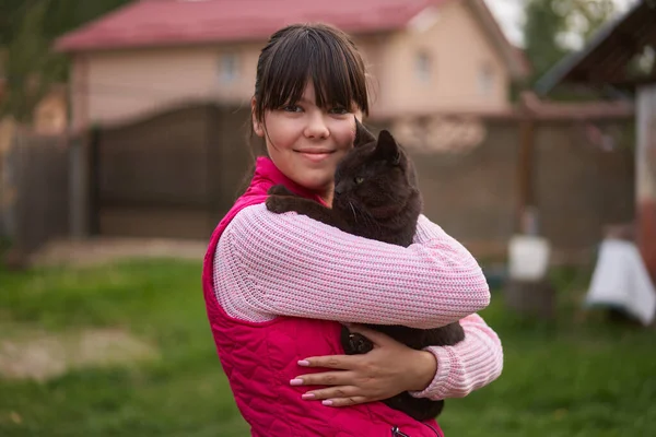 Jonge Vrouw Spelen Met Haar Kat Outdoor — Stockfoto