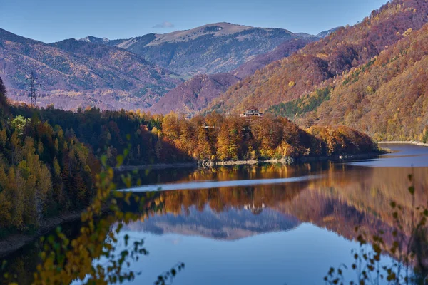 Florestas Coloridas Montanhas Torno Lago Barragem Com Reflexo Água — Fotografia de Stock