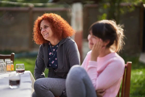 Anne Kızı Bahçede Masada Oturmuş Sohbet Ediyor Iyi Vakit Geçiriyorlar — Stok fotoğraf