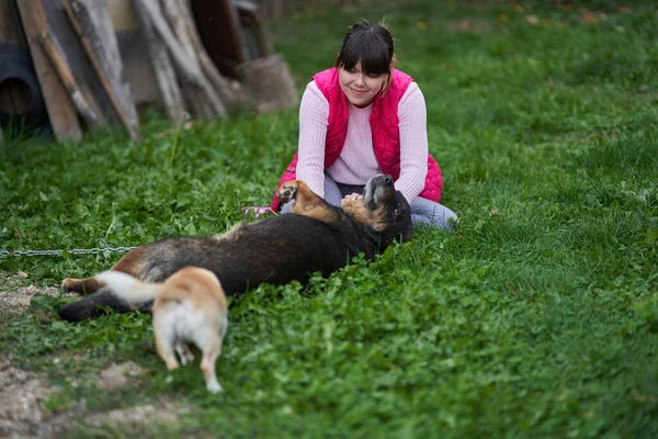 Fiatal Kaukázusi Játszik Kutyájával Fűben — Stock Fotó