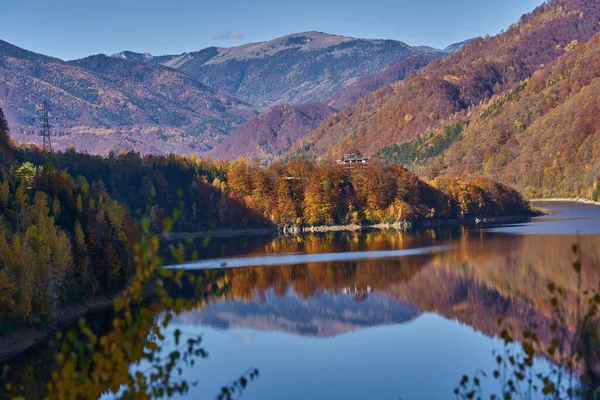 Florestas Coloridas Montanhas Torno Lago Barragem Com Reflexo Água Fotografias De Stock Royalty-Free